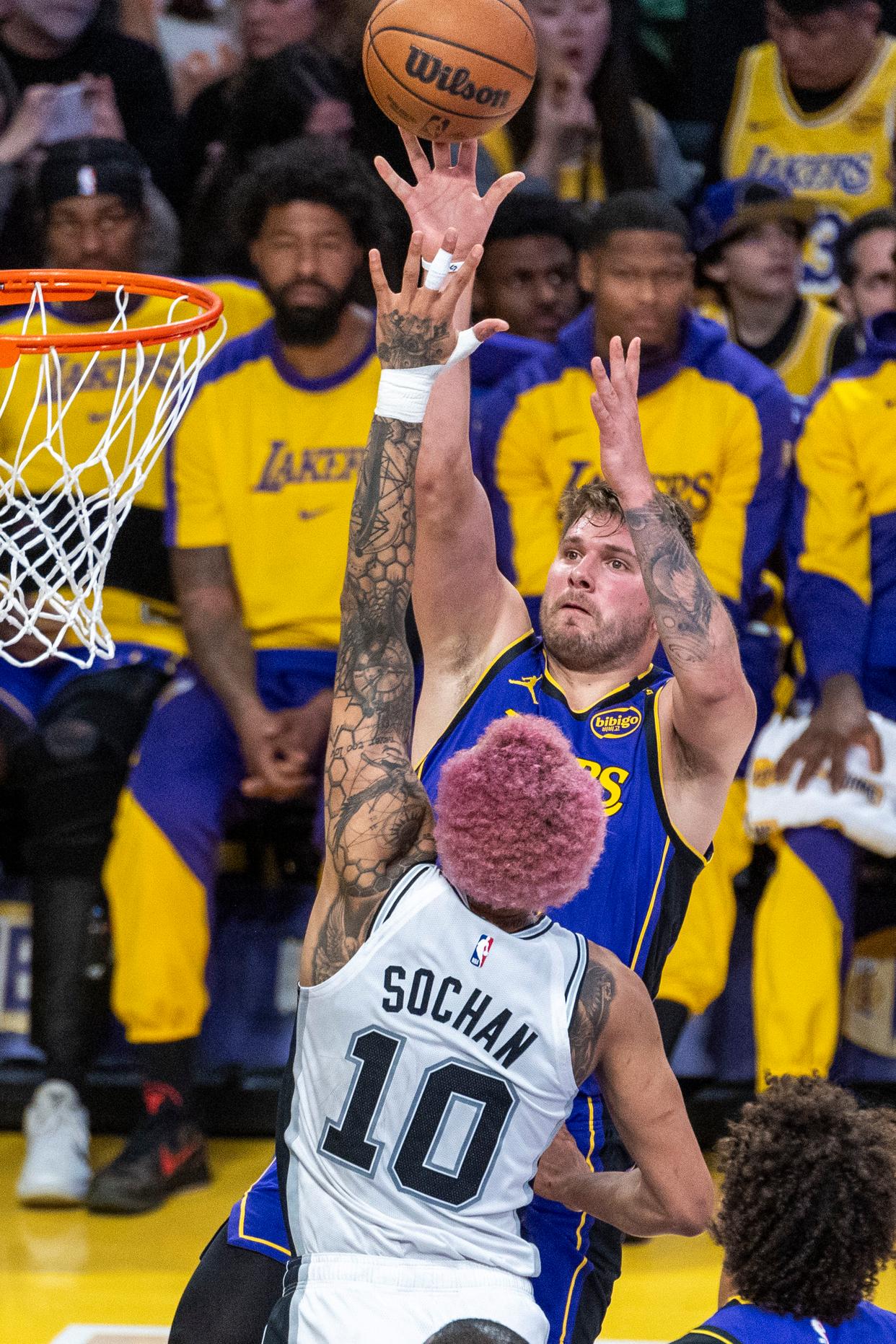 开云sport-马刺险胜加拿大男篮，布拉德利爆发神勇