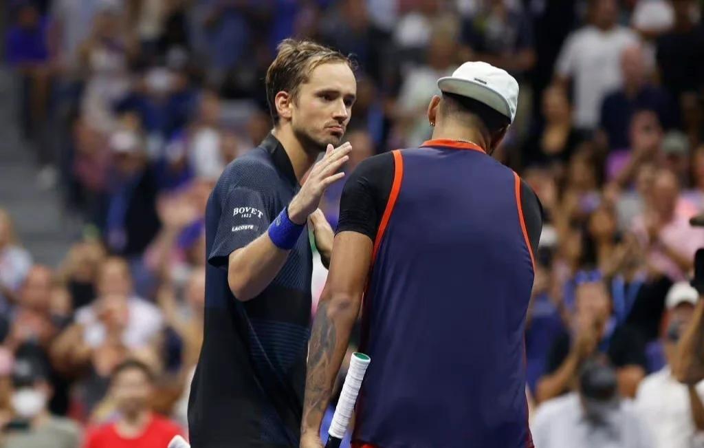 日本网球队逆转意大利网球队，克耶高斯统治全场