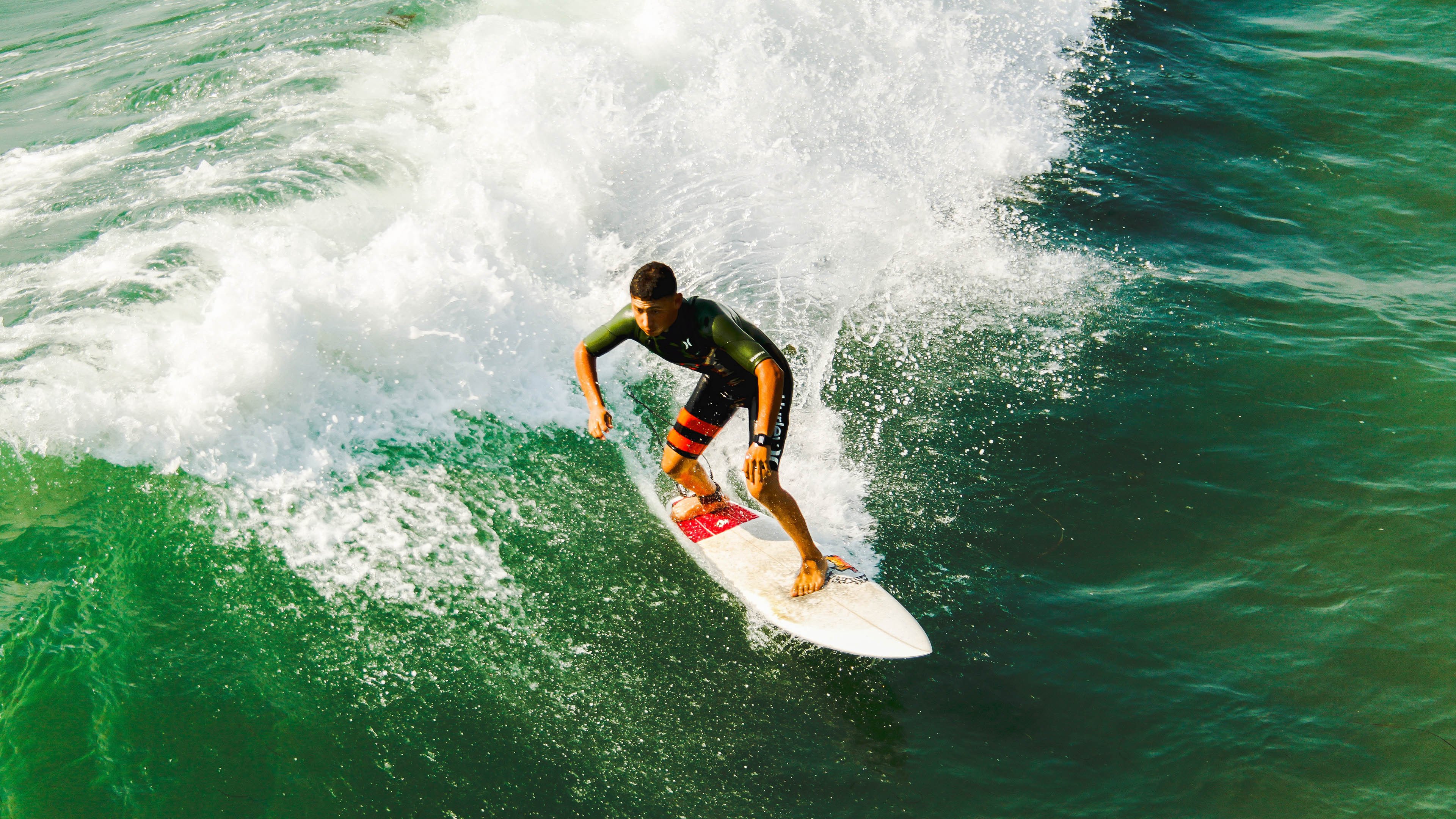 从希腊到明尼苏达的反引力宣言，当字母哥让地心引力失效