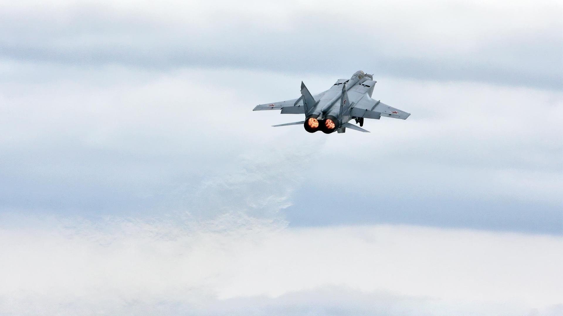 开云体育入口-跨界狂想曲，当詹皇在欧冠淘汰赛之夜撕碎钢铁防线